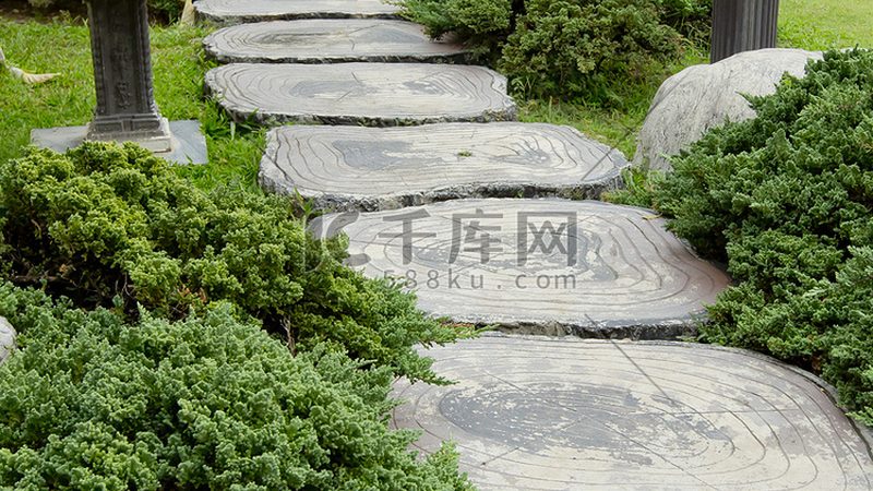 反季节施工在园林景观施工中较为常见。此时，施工人员应特别注意以下安全事项：